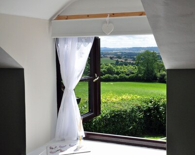 Beautiful and Quiet Rural hideaway for two near Ludlow with stunning views