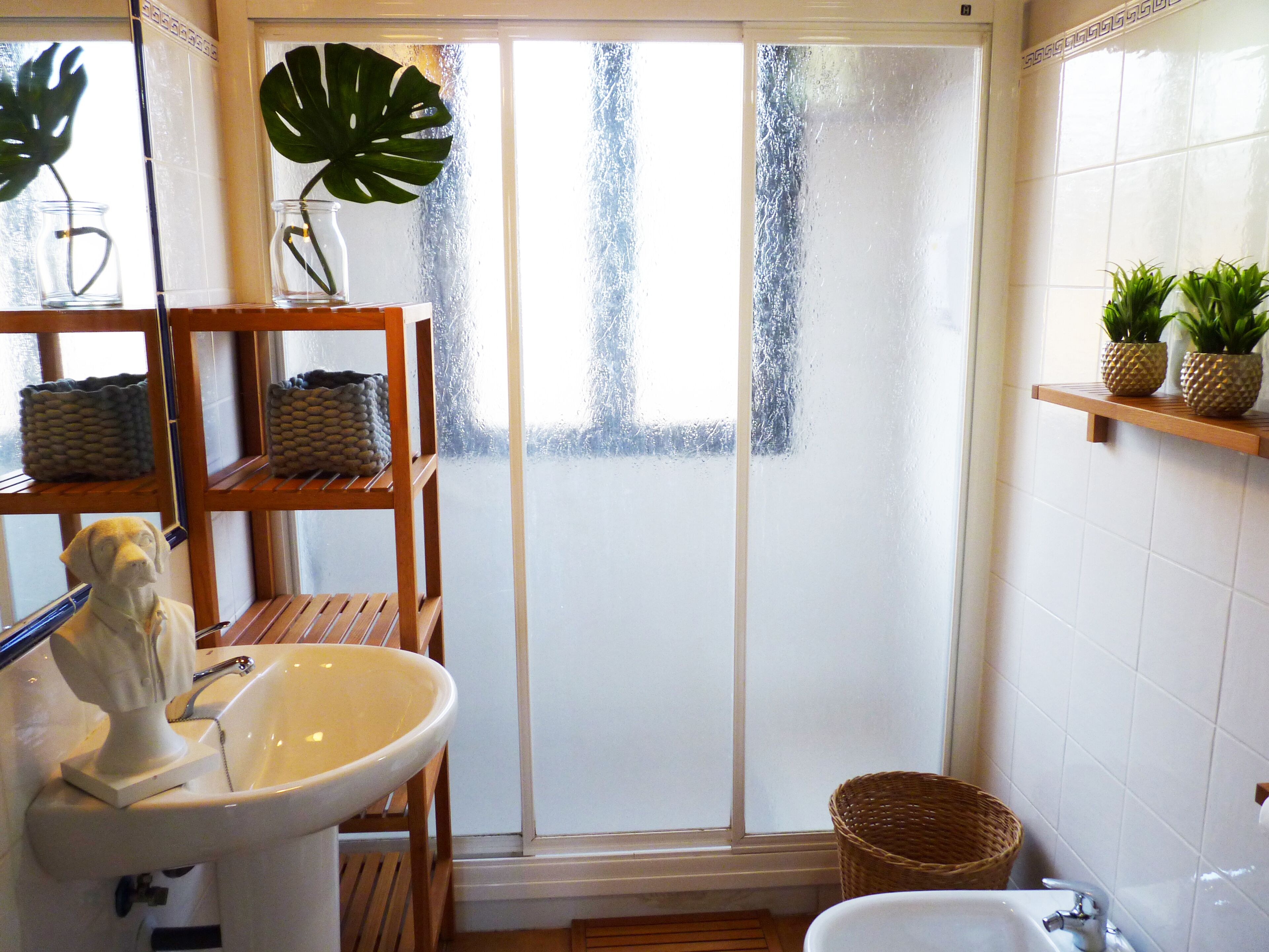 Een douche, een haardroger, een bidet, handdoeken