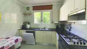 Kylskåp, mikrovågsugn, ugn och spishäll