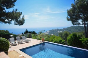 A pool with lounge chairs and a view of the sea. - Holiday rental villa with swimming pool in Tamariu, Tamariu (Tamariu)