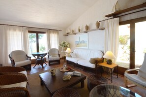 TV, fireplace - Holiday rental villa with swimming pool in Tamariu, Tamariu (Tamariu)