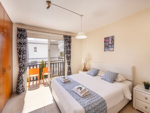 3 عدّة غرف نوم ومكواة/لوح كي وسرير سفر وواي فاي