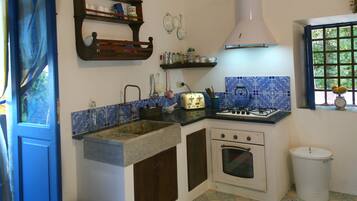 Geladeira, fogão, cooktop, cafeteira/chaleira