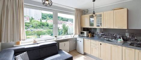 Micro-ondes, batterie de cuisine, vaisselle et ustensiles