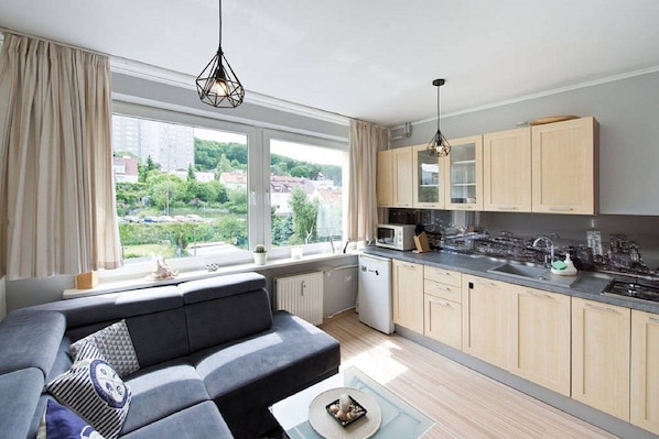 Mikrobølgeovn og kjøkkenutstyr