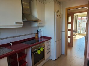 Een koelkast, een microgolfoven, een oven