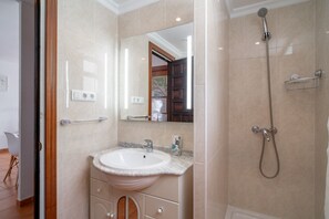 Douche, séchoir à cheveux, serviettes fournies