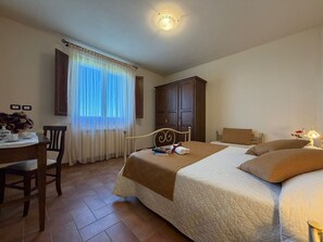 3 habitaciones, tabla de planchar con plancha y cuna de viaje 