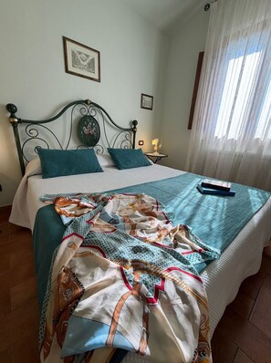 3 slaapkamers, een strijkplank/strijkijzer, reisbedje, gratis wifi