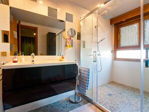 Duschwanne, Haartrockner, Bidet, Handtücher