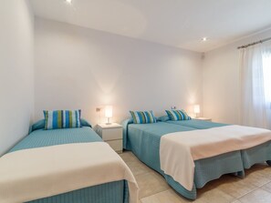 2 slaapkamers, een strijkplank/strijkijzer, internet, beddengoed