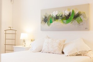 2 bedrooms, iron/ironing board, internet, bed sheets