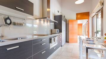 Een koelkast, een microgolfoven, een oven, een vaatwasser