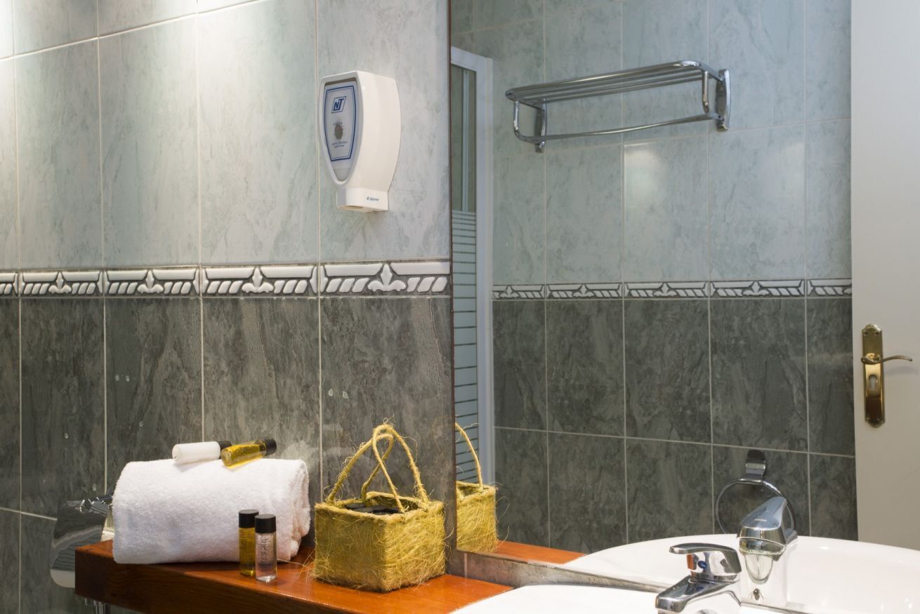 Ducha, secador de pelo y toallas