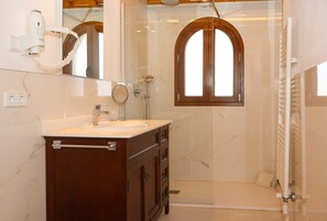 Bathtub, hair dryer, towels, toilet paper - Can Roig Gran 041 magnificent finca with private pool, large barbecue area and WiFi (Pollensa / Pollença)