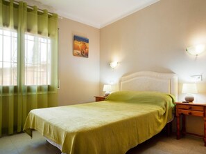 2 عدّة غرف نوم ومكواة/لوح كي وخدمة الإنترنت وملاءات أسرّة