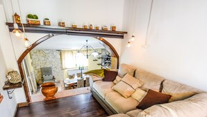 Ein gemütliches Wohnzimmer mit einer Couch, einem Couchtisch und einem Essbereich mit Tisch und Stühlen.