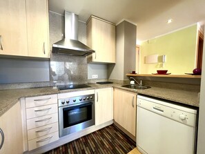 Kylskåp, mikrovågsugn, ugn och diskmaskin