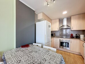 Jääkaappi, mikroaaltouuni, uuni, astianpesukone