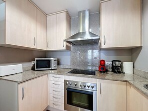 Jääkaappi, mikroaaltouuni, uuni, astianpesukone