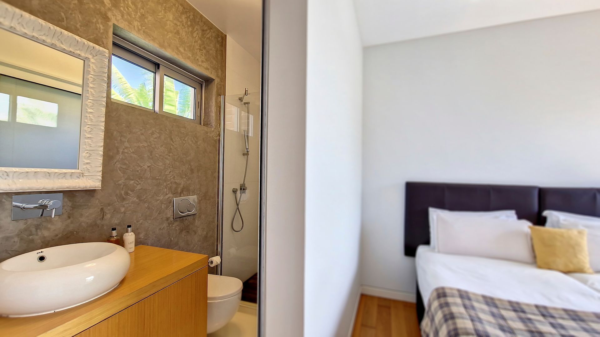 Une salle de bain moderne avec un grand lavabo, des toilettes et une douche.