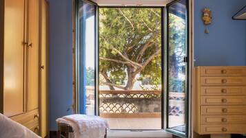 4 slaapkamers, een strijkplank/strijkijzer, internet, beddengoed