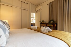 2 室のベッドルーム、アイロン / アイロン台、WiFi (無料)、ベッドシーツ