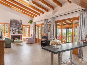 TV, fireplace, stereo - Can Marti - Wonderful villa with pool in a mountain area near Alcúdia (Alcúdia)