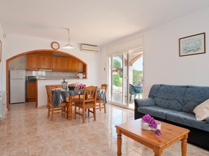 TV, fireplace - Villa with garden and swimming pool in Riells.HUTG-000995 (l'Escala)