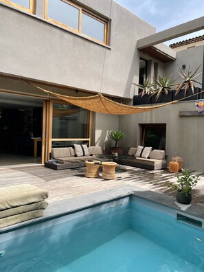 Outdoor pool - Contemporary house with pool at the foot of the calanques (Marseille)