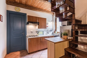 Fridge, stovetop, dishwasher, coffee/tea maker - Villa Collebelvedere - West Apartment - Home Restaurant (Fara Sabina (RI))