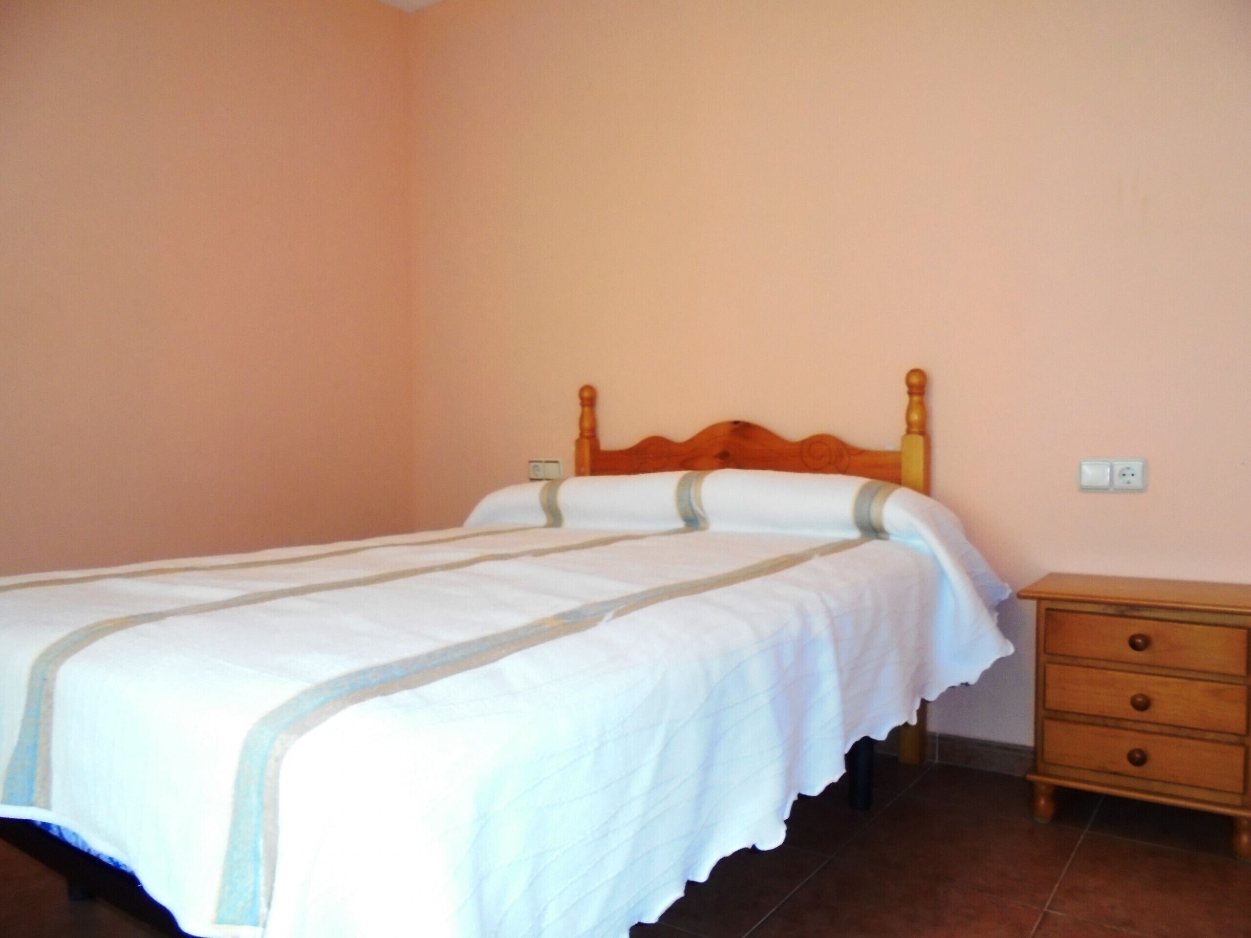 1 slaapkamer, een strijkplank/strijkijzer, beddengoed