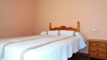 1 chambre, fer et planche Ă repasser, draps fournis