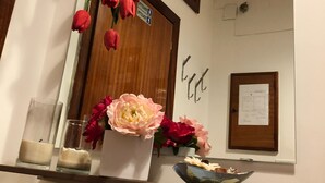 Una encimera de cocina con un florero, una vela y un bol de pan.