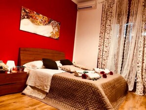 1 makuuhuone, työpöytä, äänieristys, silitysrauta/-lauta