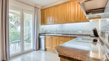 Geladeira, micro-ondas, fogão, lava-louças