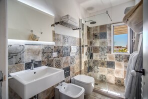 Dusche, Haartrockner, Bidet, Handtücher