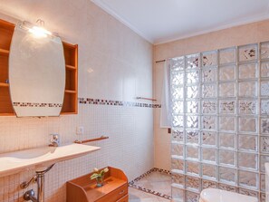 Baignoire, sèche-cheveux, serviettes fournies