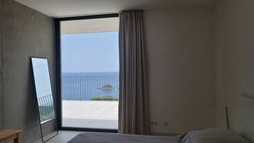 3 bedrooms, iron/ironing board, travel crib, free WiFi