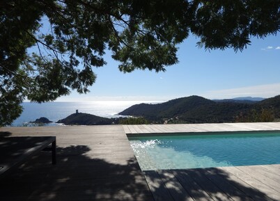 VILLA ARCHITECTE 5☆ 180° SEA VIEW and TOUR GÉNOISE. HEATED POOL. INTIMACY.