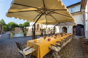 Outdoor dining - BORGO BERNARDINI . (Capannori)