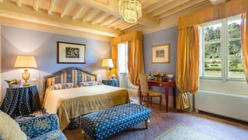 1 bedroom, travel crib, internet