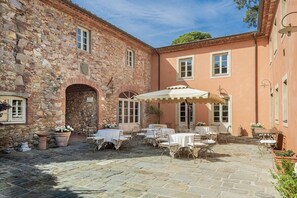 Outdoor dining - BORGO BERNARDINI   . (Capannori)
