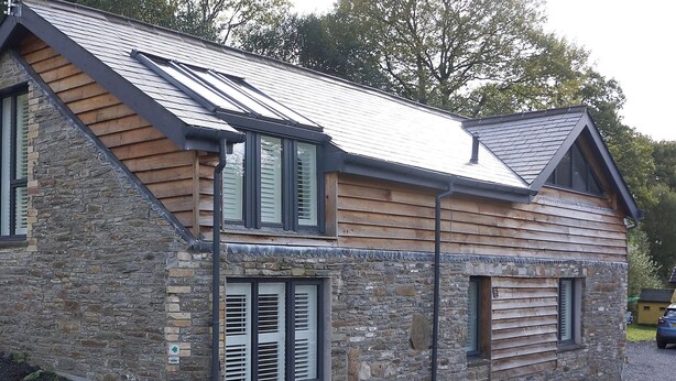 Un bâtiment en pierre doté d’un toit en pente et d’un revêtement en bois, identifié comme l’un des lauréats des prix du tourisme de la baie de Swansea en 2017.