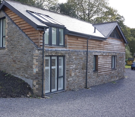 Exterior. Luxury Contemporary Cottage on Historic Country Estate with free WiFi