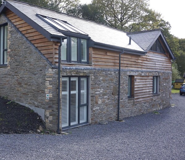 Exterior - Luxury Contemporary Cottage on Historic Country Estate with free WiFi (Swansea)