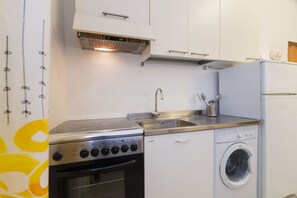 Fridge, microwave, oven, stovetop - Castellani Apartment (Firenze)