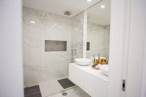 Hair dryer, towels - Pérola dos Anjos by LovelyStay (Funchal)