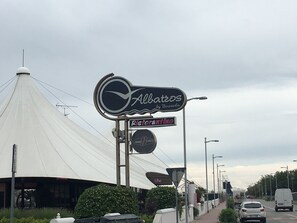 Letrero de restaurante que dice 'Albatros by Bussola' y 'Ristorante'.
