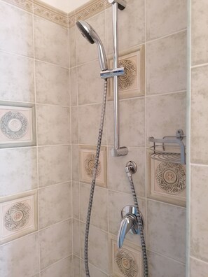 Dusche, Haartrockner, Bidet, Handtücher